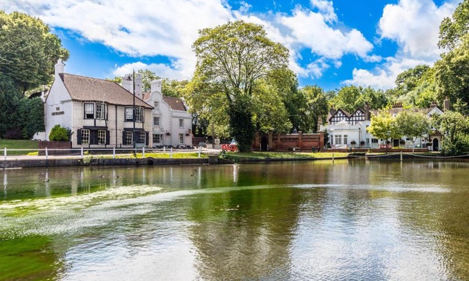 Carshalton Central Hotel | Greyhound Hotel