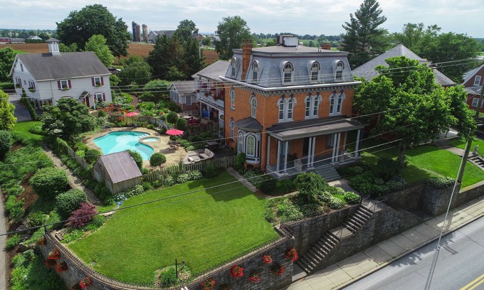 Bird In Hand Hotel | Greystone Manor Bed & Breakfast