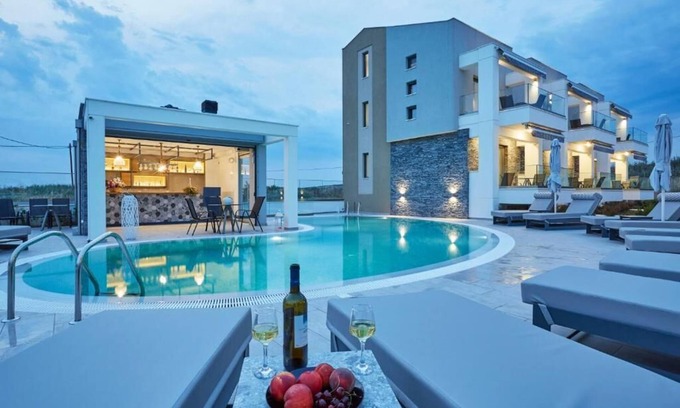 Paralia Dionysiou Hotel | GreyStone Suites