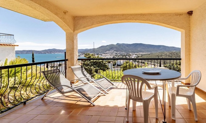 Llanca Apartment | Grifeu 11 - Apartment with terrace and sea views