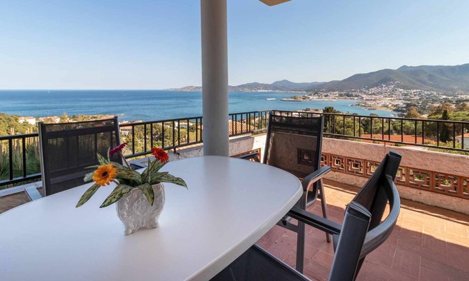 Llanca Apartment | Grifeu 5 Bright apartment with terrace and views