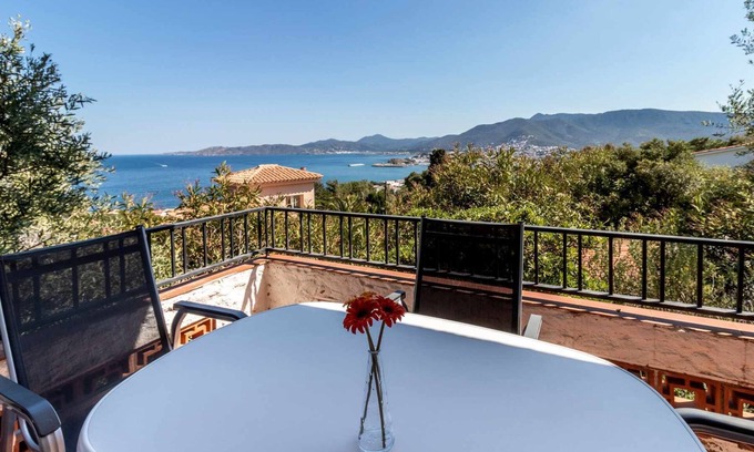 Llanca Apartment | Grifeu 6 Bright apartment with terrace and views