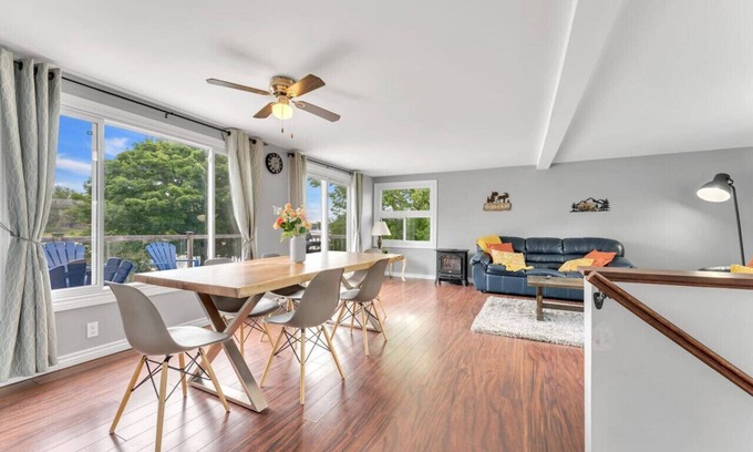 Kawartha Lakes House | Grill & Chill: 4BR Bayside Sunroom Oasis