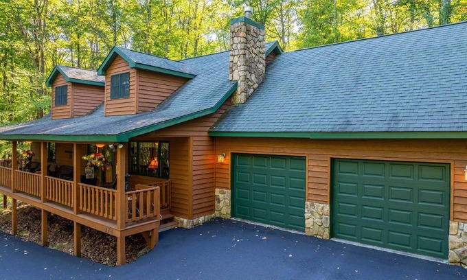 Terra Alta Cabin | Grin and Bear Witness to this Prime Locationn