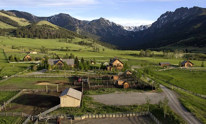 Emigrant Cabin | Grizzly Creek Ranch-Stunning, rustic elegant ranch retreat near Yellowstone!