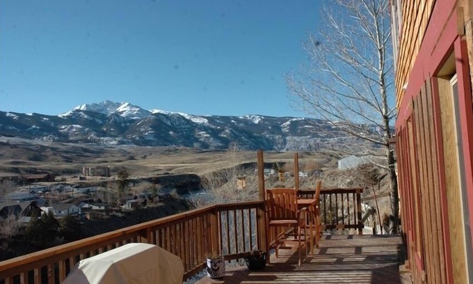 Gardiner House | Grizzly Den - Above the River! Yellowstone mountain views and Air Conditioning!