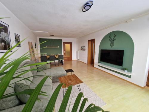 Schonach im Schwarzwald Apartment | Große Terrasse, Netflix, 5min zum Skilift, 6 Personen, Waldnah,