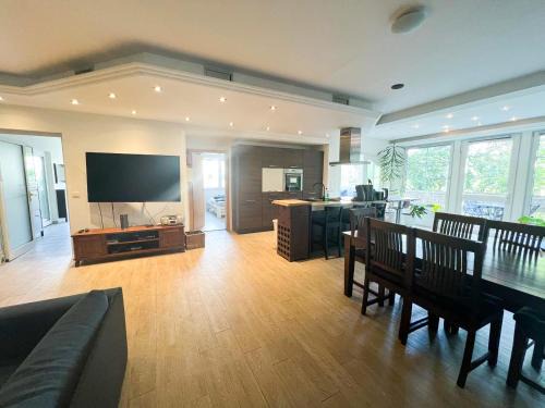 Schwarza Apartment | Große & voll ausgestattete Apartments, Studios, Doppelzimmer, Workspace, Parkplatz, Netflix, Prime & schnelles Wifi in ruhiger Lage mit Garten