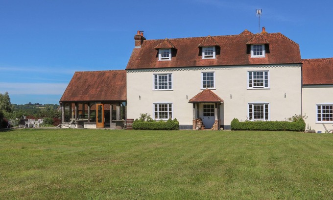 Kingsley House | GROOMES COUNTRY HOUSE, pet friendly, with hot tub in Farnham
