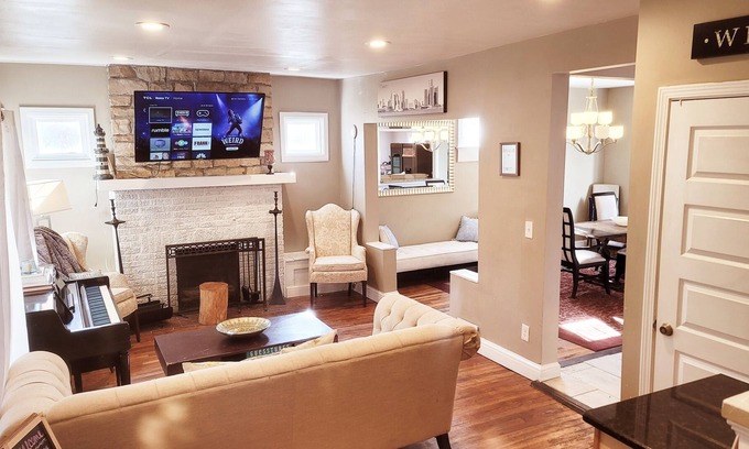 Jefferson Chalmers House | Grosse Pointe Area Cottage Canals & Kayak Experience w/ WiFi