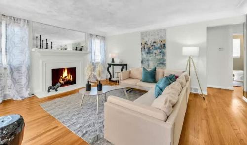 Anchorville House | Grosse Pointe Detroit 3BR - Sleeps 8 - Yard home