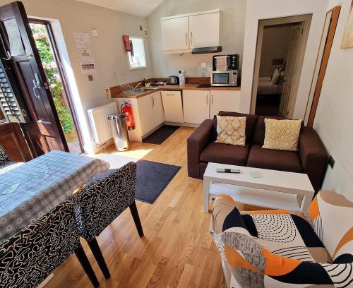 Norwich Apartment | Ground-floor 2-br 2-shower Room, Patio & Parking