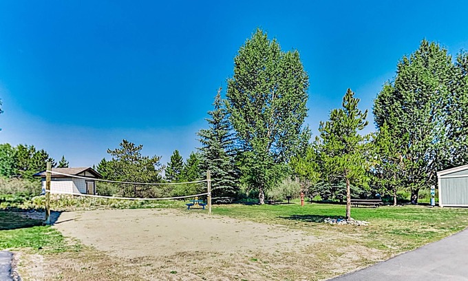 Fraser Condo | Ground-Floor, All-Seasons Condo with Shaded Deck, Fireplace & Shared Hot Tubs