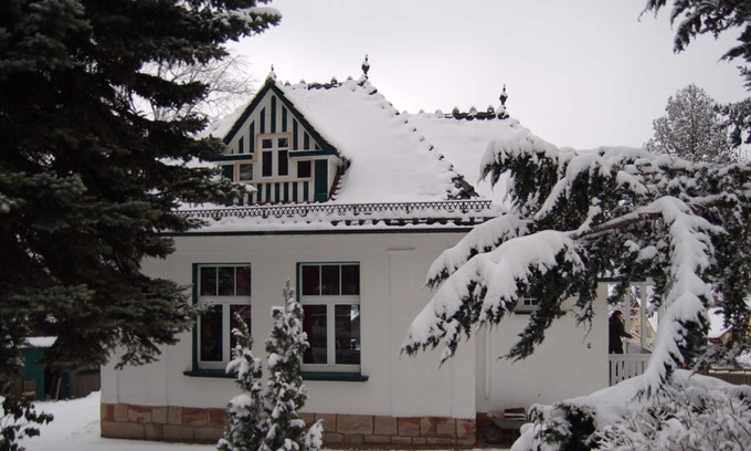 Friedrichroda Condo | Ground floor apartment with parquet, fireplace, terrace and garden