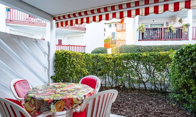 Hendaye Apartment | Ground floor apartment with terrace, pool and parking 1km from the beach