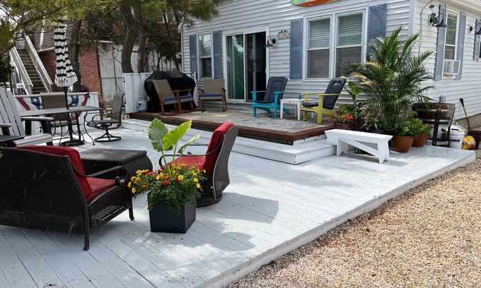Surf City House | Ground Floor Beach Cottage, block from ocean, shops & restaurants