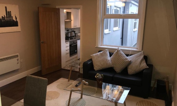 Smethwick Apartment | Ground Floor Contemporary 1 Bed Apartment