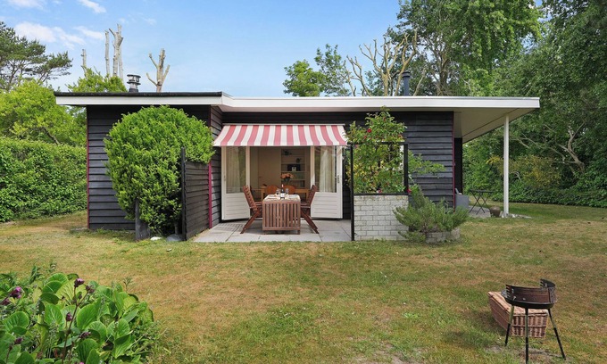 Ouddorp House | Ground-floor holiday home in De Prinsenhof park, within walking distance of the beach and dunes.