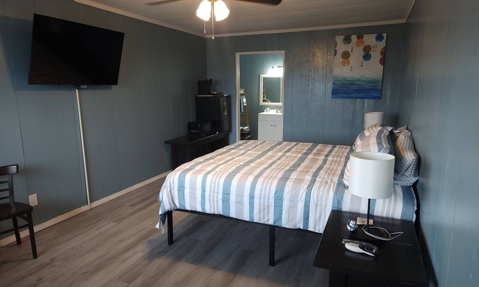 Port Mansfield Hotel | Ground Floor King Suite close to boat ramps.