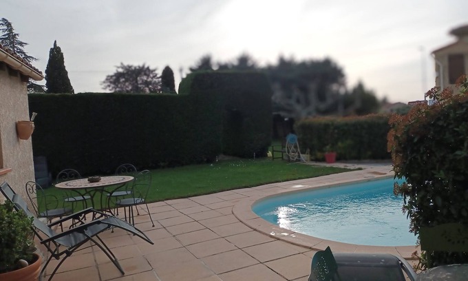 Gignac-la-Nerthe Apartment | Ground floor villa swimming pool 5 minutes from beaches