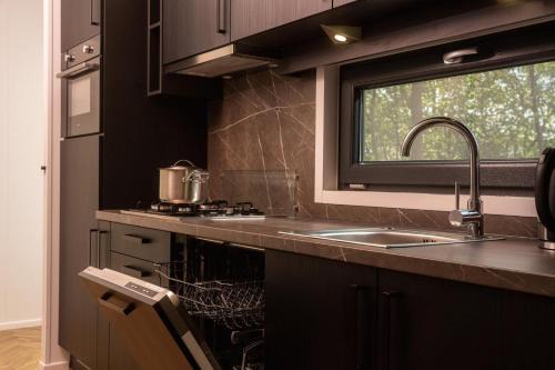 Zuna Ski Chalet | Group accommodation [7x Happy Oak Lodge 28p]