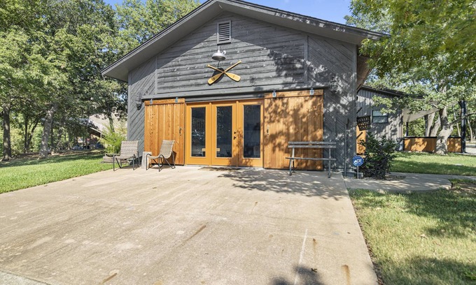 Pottsboro House | Group/Family Getaway-Sophisticated Texoma Bunk House Sleeps 8 (up 18 with Main House) on 3 acres