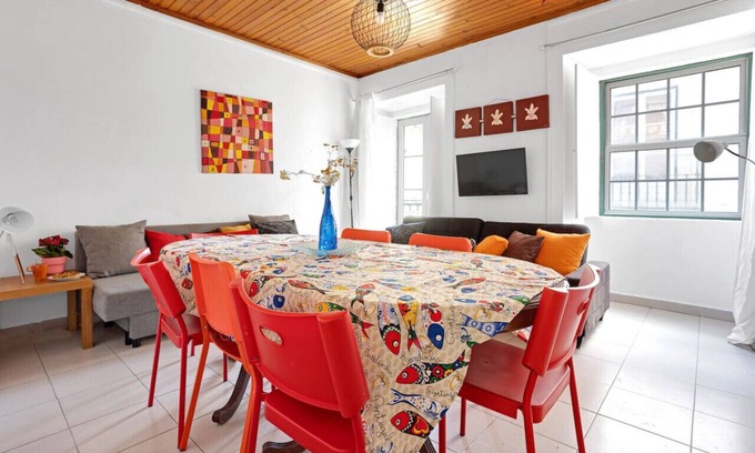 Encarnacao Apartment | Group-Friendly Apt in the Heart of Bairro Alto