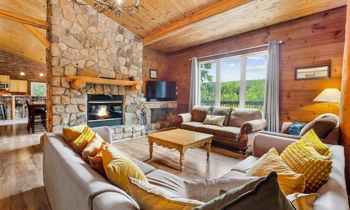 Saint-Faustin-Lac-Carre Cottage | Group oriented 6 BR waterfront cottage with pool table & SPA near Mont Tremblant