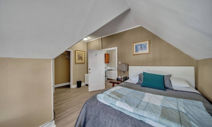Marmora Apartment | Group stay home @Marmora and Lake Inn B & B with Indoor Pool.