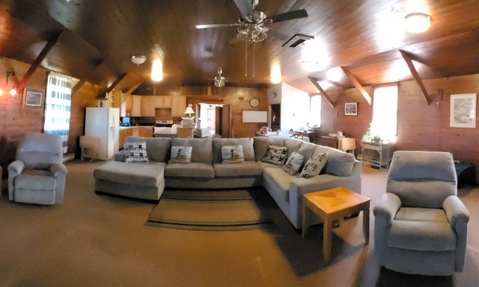Oak Harbor House | Groups,families,fisherman friendly gatherings lake close by and boating parking