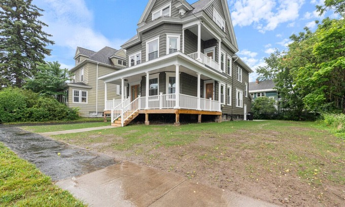 Westside House | GRP HQ: Sleeps 16, Dual Kitchen/LR/DR, Central Loc