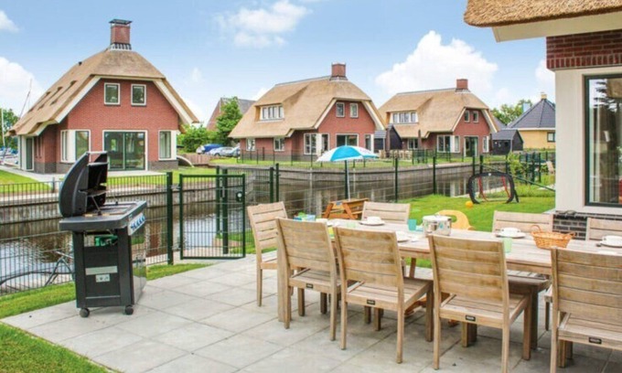 Idskenhuizen House | Grutte Pier is a 10 person , child friendly water villa.