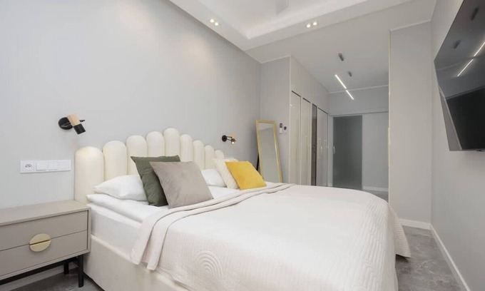 Mirow Apartment | Grzybowska 37 | Air-conditioned apartment |Parking