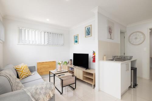 Rocklea Apartment | GST Credits! AC! Shops! Parking! Espresso! 135AF1