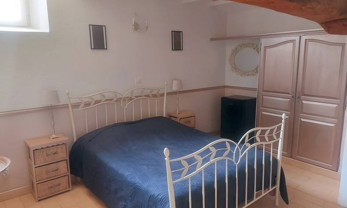 Saint-Sulpice-de-Roumagnac Bed & Breakfast | Guest Rooms 'Le Pré Fleuri 2' with Shared Pool, Shared Terrace and Wi-Fi