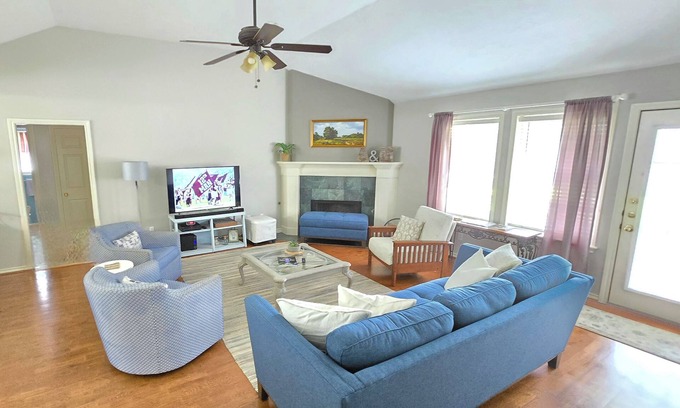 Timber Ridge House | Guest 5 star favorite by restaurants/retail; 1.5 mile to A&M, quiet neighborhood