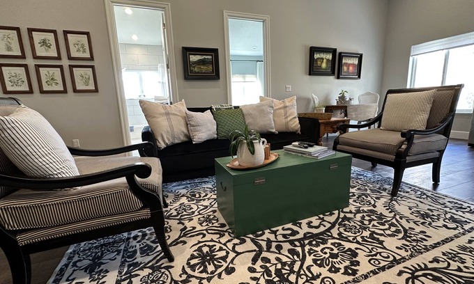 Holladay Apartment | Guest Apartment close to Ski Resorts, Hiking Trails, Shopping Restaurants & more