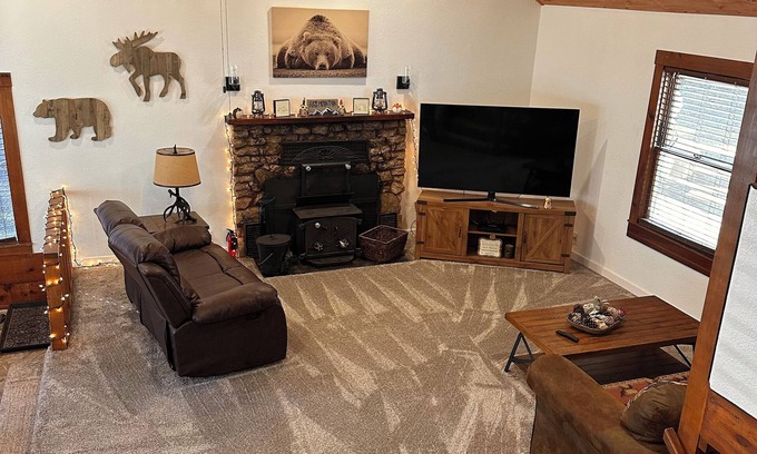 West Village Cabin | Guest Favorite in the heart of Shaver Lake! Remodeled w-AC~Boat Parking~Spacious