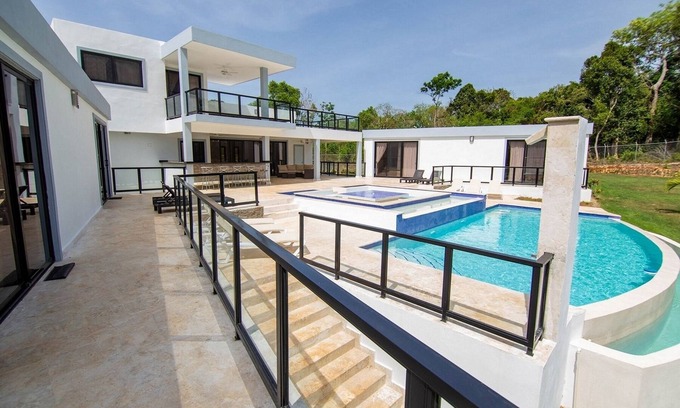 La Mulata Villa | Guest-friendly villa, private pool, 5BD/5BT, shuttle bus, BBQ/internet/cable TV