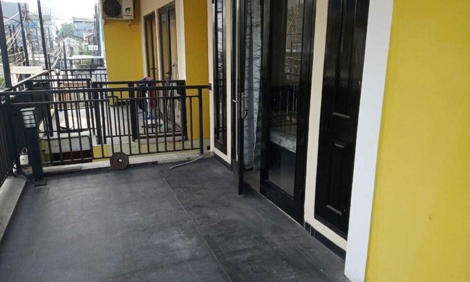 Tanjung Duren Utara House | Guest House 647 Tanjung Duren Utara