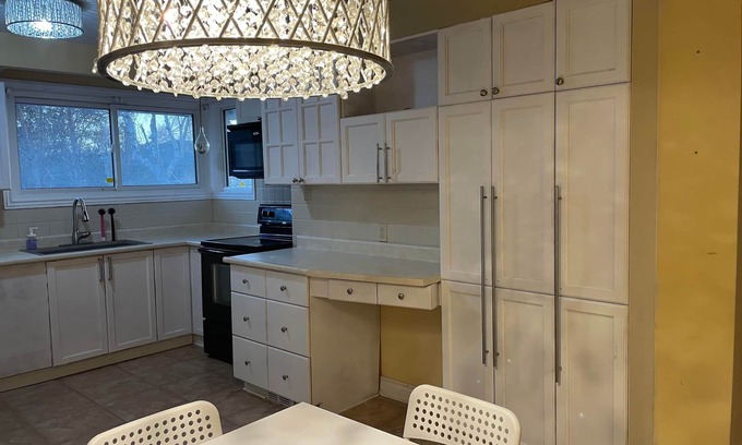 Woburn House | Guest house+entire main floor+4rooms+5beds+2washroom+free parking+near amenities