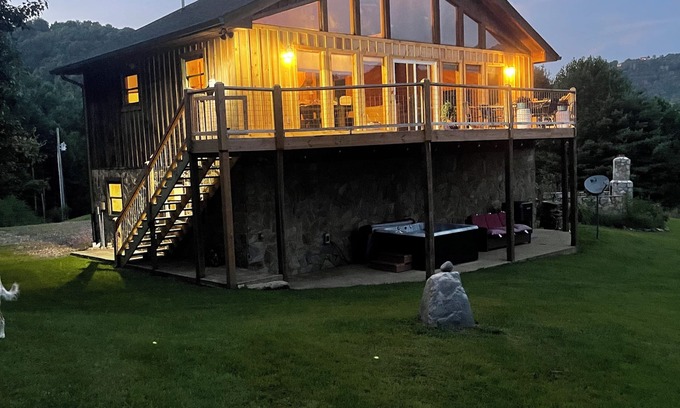 Mars Hill Apartment | Guest house~ HOT TUB ~Breathtaking mountain views near Hatley Point