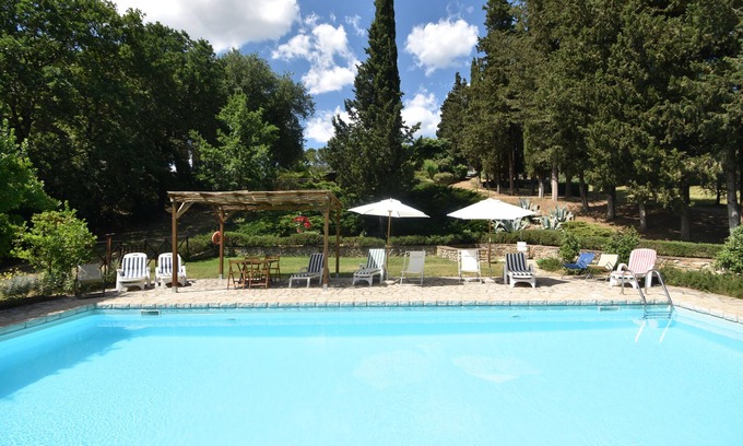 Villa Parigini Apartment | Guest House in Villa with pool, terrace, walks, 10 min. Siena, Chianti.