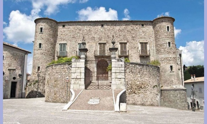 Zungoli Bed & Breakfast | Guest House " La Corte" - Royal Purple. Elegance and refinement.
