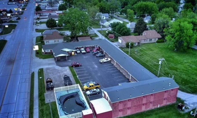 Chanute Hotel | Guest House Motel