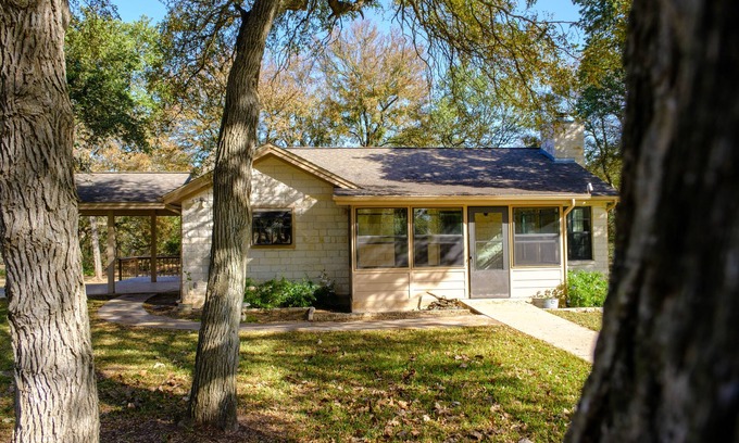Kyle House | Guest house nestled amongst 100 year old oaks with fun farm animals!