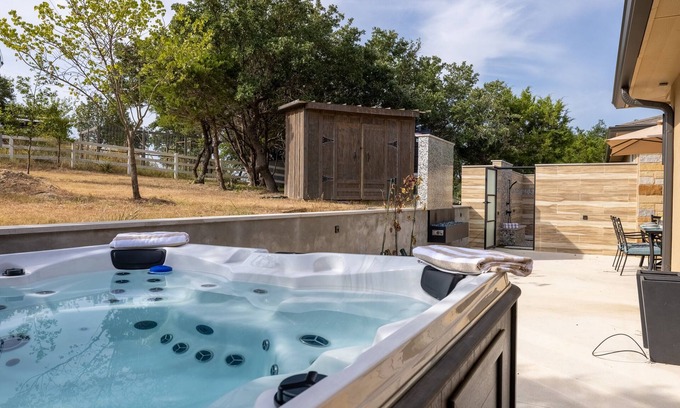 Dripping Springs House | Guest House on Ranch Estate - Luxury Vacation Experience!