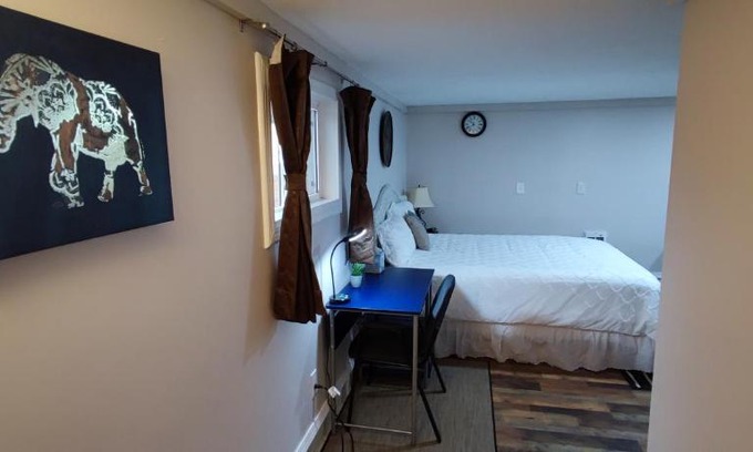 Noblesville House | Guest House with Private Entrance- walk to Downtown Noblesville
