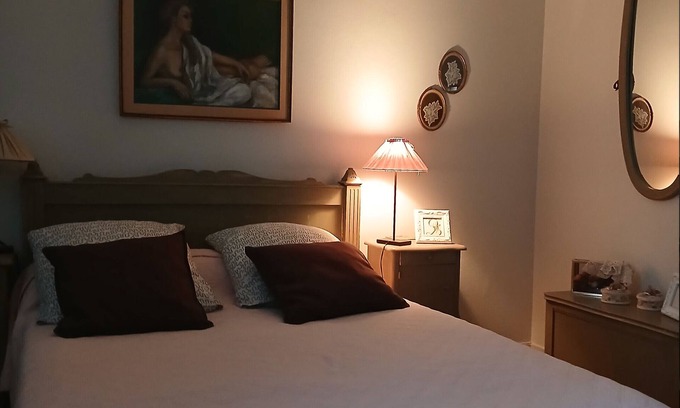 Saint-Aignan Bed & Breakfast | Guest Room 'Hortensia 4p' with Shared Garden and Wi-Fi
