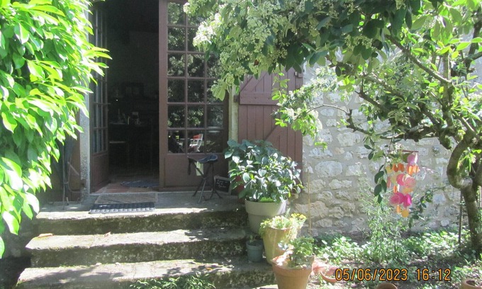 Mouzieys-Panens Bed & Breakfast | Guest Room 'La Grange Aux Livres' with Shared Garden and Wi-Fi